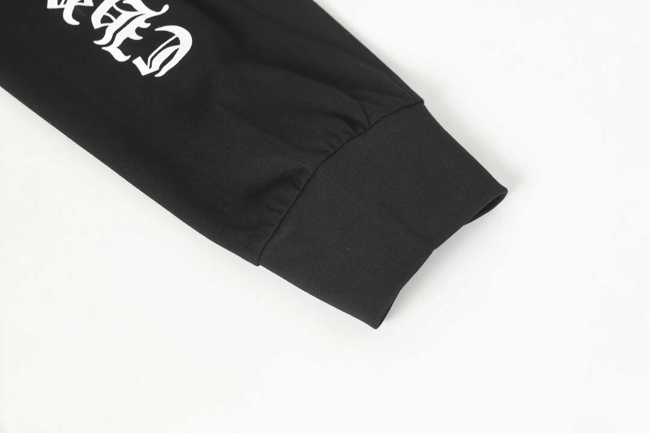 P150 Cross-border model, please do not place an order if you are looking for quality -Chrome Hearts/Chrome Hearts Sanskrit printed popular long-sleeved T-shirt -High weight, high density and high quality. The wool is soft, delicate and skin-friendly. Soft and silky to the touch. Excellent warmth and skin-friendly properties. -Customized weaving and dyeing, no color difference, regardless of fabric or workmanship details. Comparing the ordinary version on the market -Colour: black white -Size: S M L XL